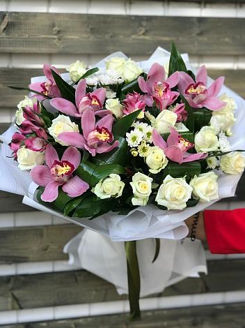 Букет цветов из: Розы и Хризантемы в Малышева