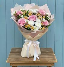 Букет цветов из:  Гвоздики, Орхидеи и Розы в Малышева