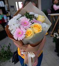 Букет цветов из:  Герберы, Розы и Хризантемы в Малышева