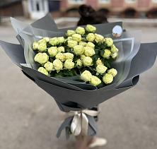 Букет Белые кустовые розы Солинеро в Малышева
