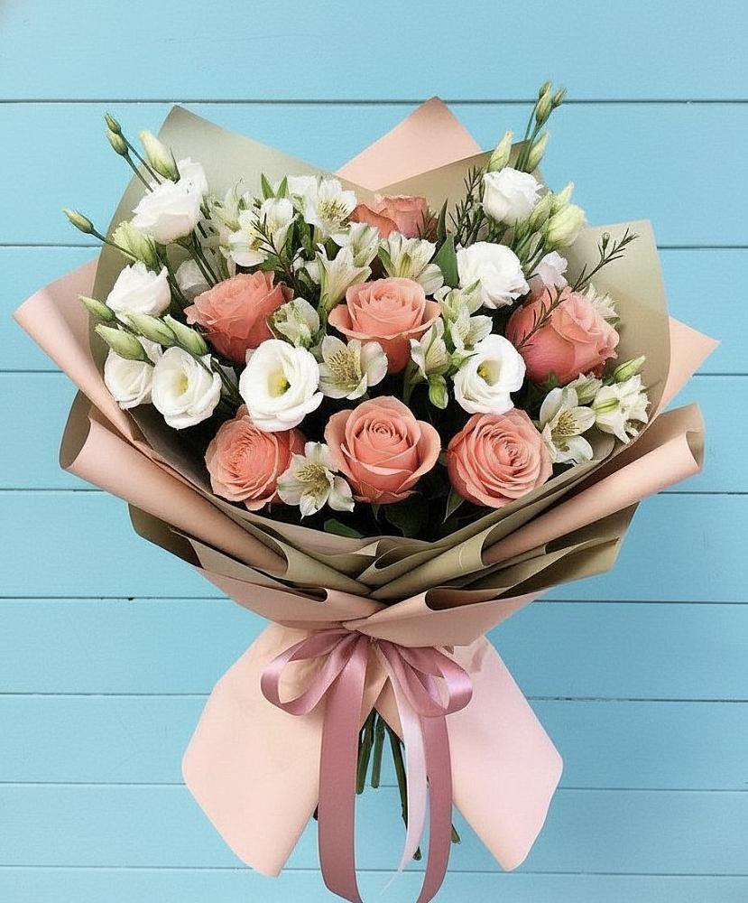 Букет цветов из: Розы, Альстромерии и Лизиантусы в Малышева