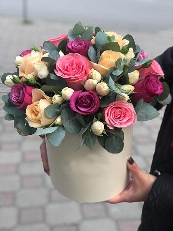 Цветочная композиция из Розы в шляпной коробке в Малышева