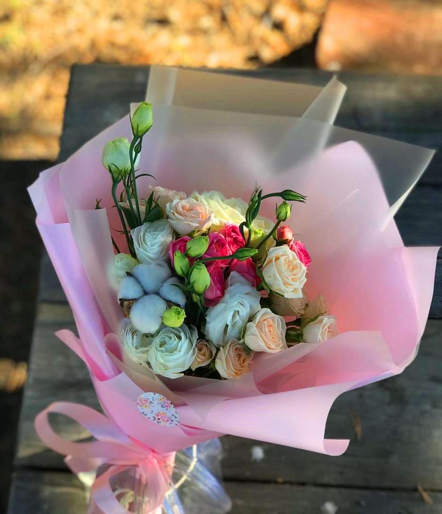 Букет цветов из: Розы и Лизиантусы в Малышева