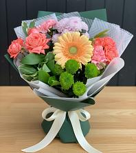 Букет цветов из:  Гвоздики, Розы, Герберы и Хризантемы в Малышева