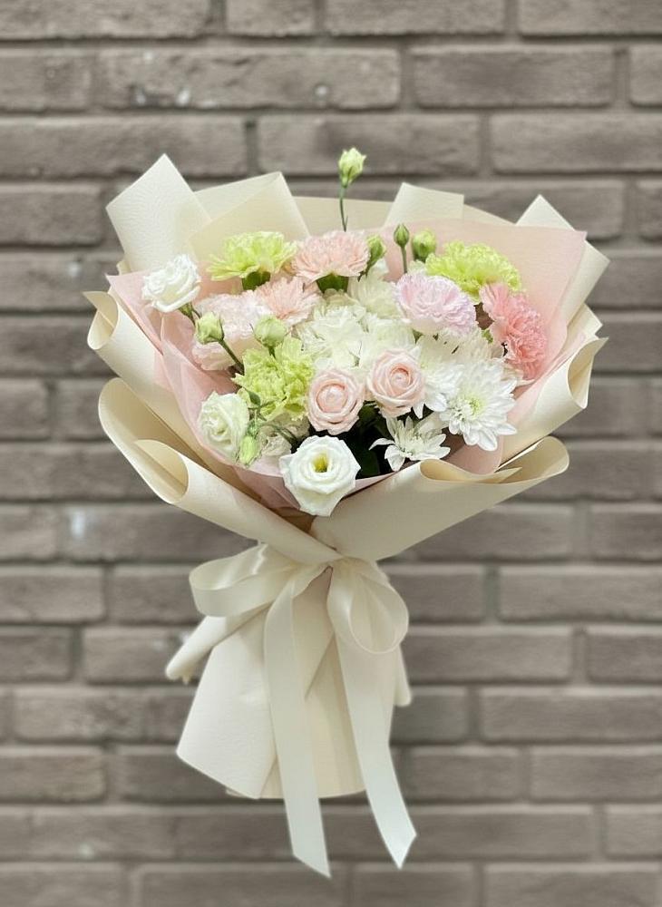 Букет цветов из: Гвоздики, Розы, Лизиантусы и Хризантемы в Малышева