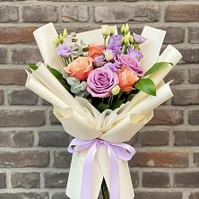 Букет цветов из:  Лизиантусы и Розы в Малышева