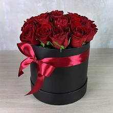 Цветочная композиция из Розы в шляпной коробке в Малышева