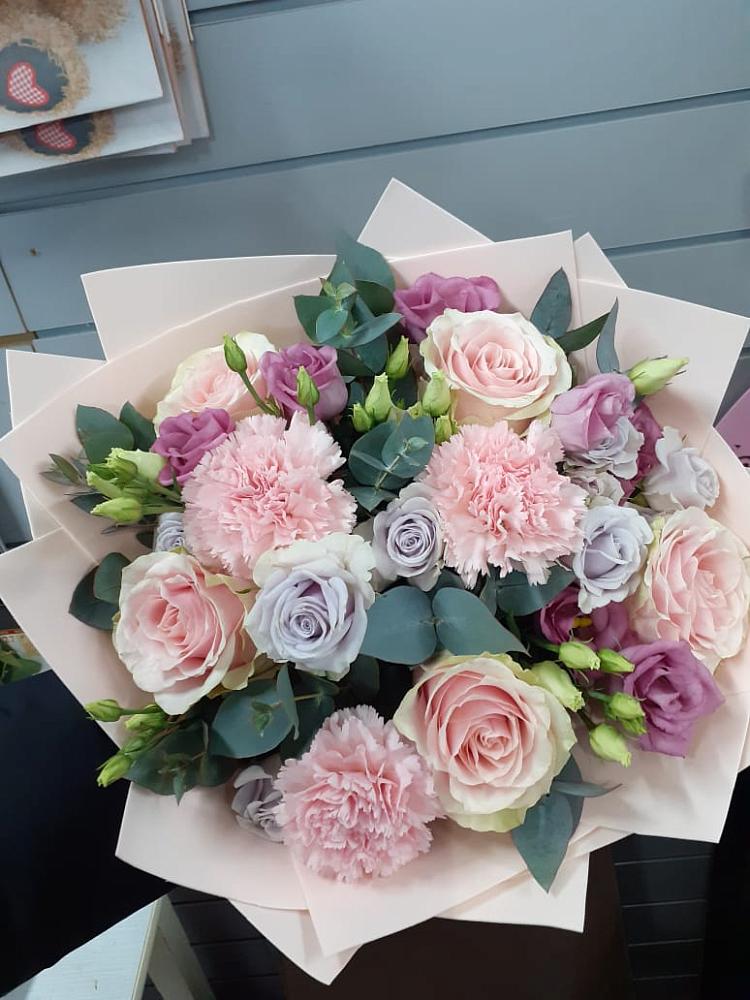 Букет цветов из: Розы, Гвоздики и Лизиантусы в Малышева