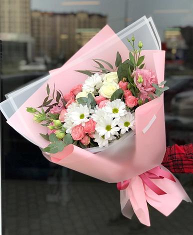 Букет цветов из: Розы, Лизиантусы и Хризантемы в Малышева