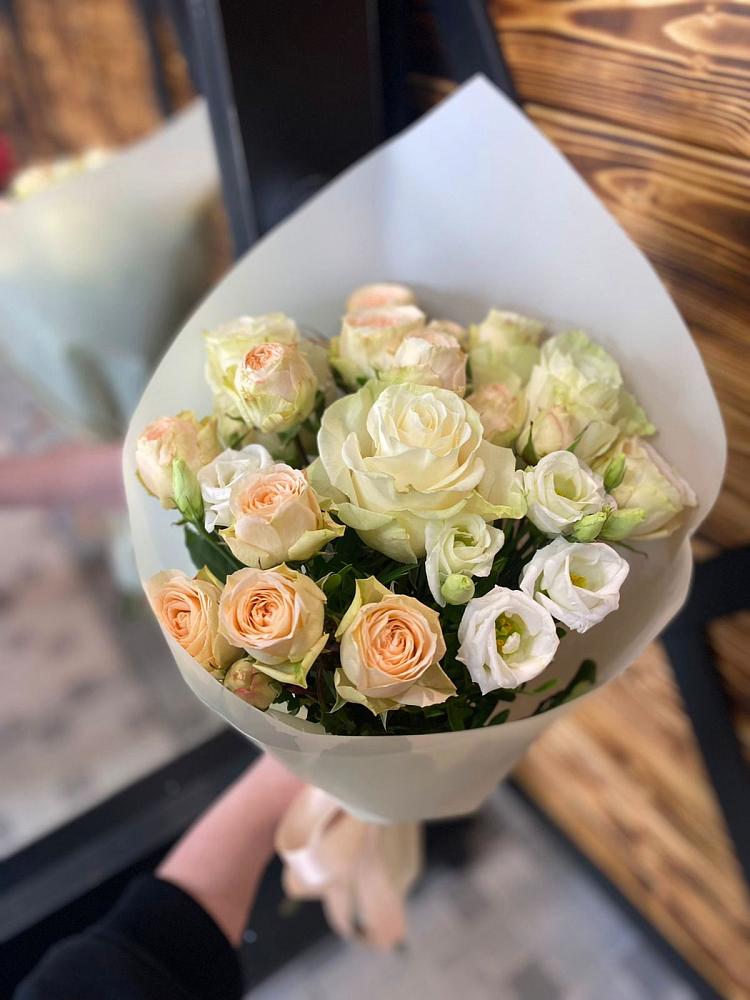 Букет цветов из: Розы и Лизиантусы в Малышева