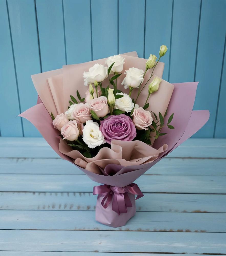 Букет цветов из: Розы и Лизиантусы в Малышева